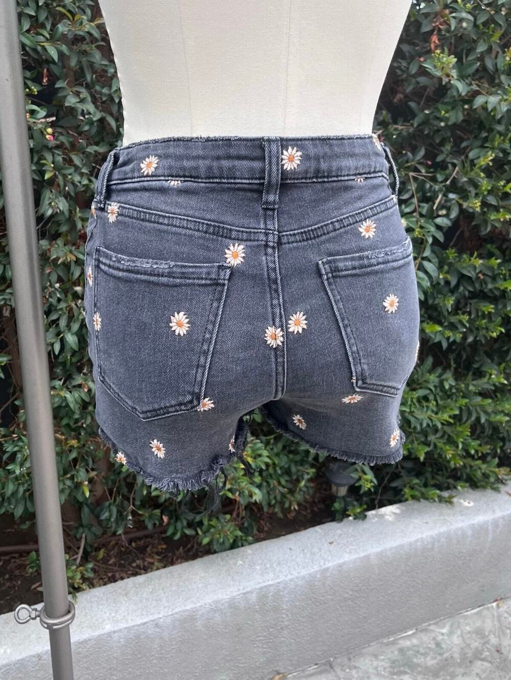 Grunge Daisy Embroidered Black Denim Cutoff Shorts Women’s 25 Raw Hem Floral